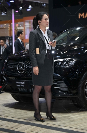 带客户看车的韵味售车女