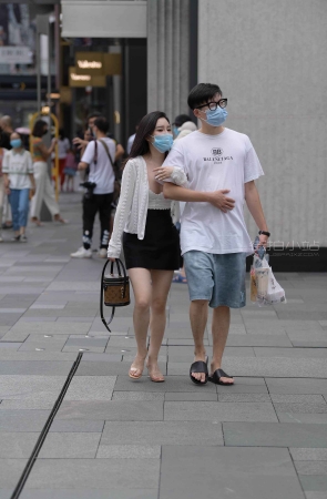 低胸性感美丽女友