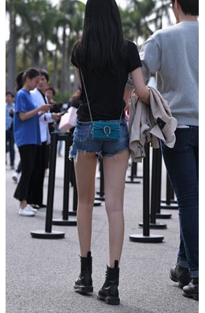 蓝色牛仔短裤小姐姐(54P)