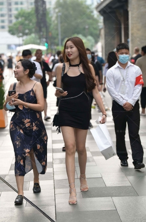 街拍黑色短裙小姐姐