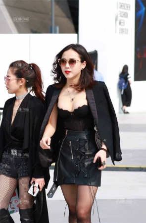 街拍丰满美女