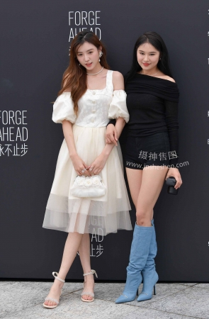 23418-11+107大长腿长靴俩闺蜜【套图➕视频】 17P