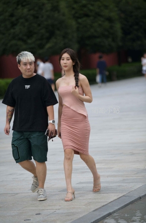 街拍粉色裹身裙美女
