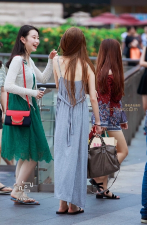 贴身吊带长裙，拖鞋