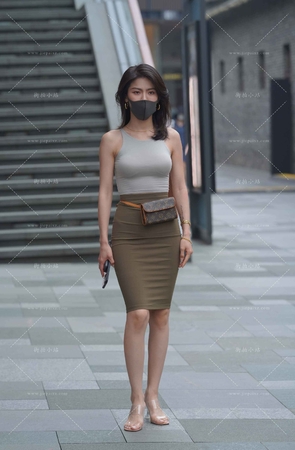 搭讪裹身裙美姐