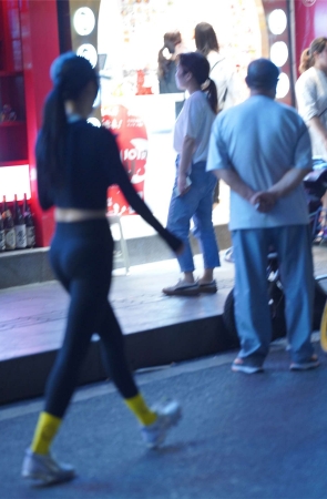 黑色紧身裤小蛮腰