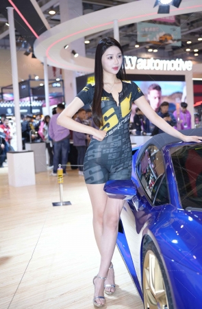 性感的紧身连体衣美女车模 【图片➕视频】