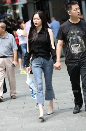 紧身牛仔裤美女