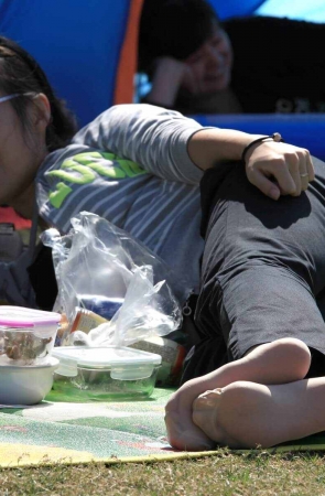 街拍草地上躺着的丝滑短袜俊俏小媳妇