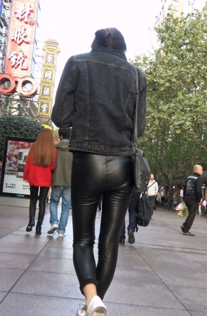 牛仔外套紧身皮裤美女姐姐