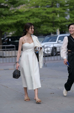 吊带白裙韵味时尚美女