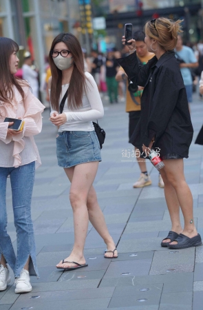 偶遇穿人字拖的热裤女生