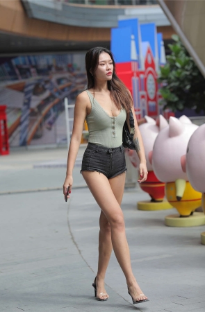 长腿高挑热牛女孩