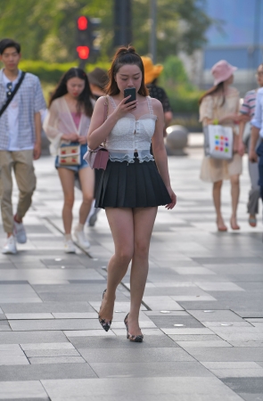 就喜欢这类略有肉感的大白腿