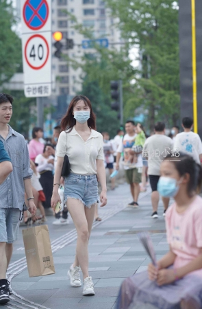 街拍小清新妹子白白净净的