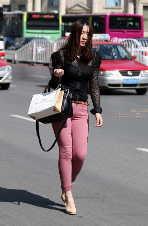 第574篇&粉色紧身裤高挑美女上台阶& ----8P