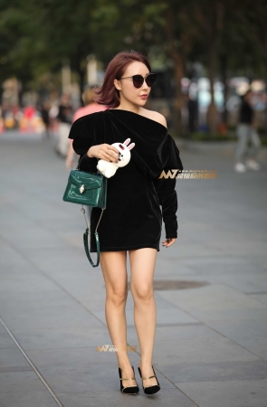 小姐姐长腿白皙迷人