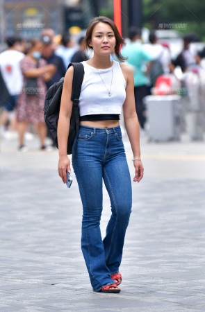 &藏蓝牛仔裤美女