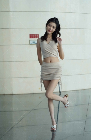 短裙苗条小姐姐