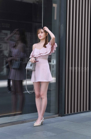 极品气质的粉色吊带裙女神