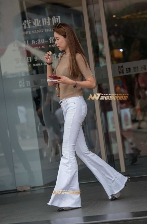 高挑的白色喇叭裤气质女郎