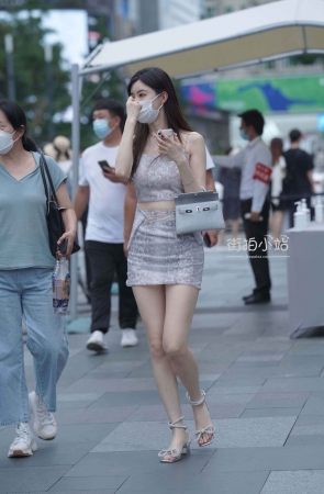 街拍白皙时尚美女
