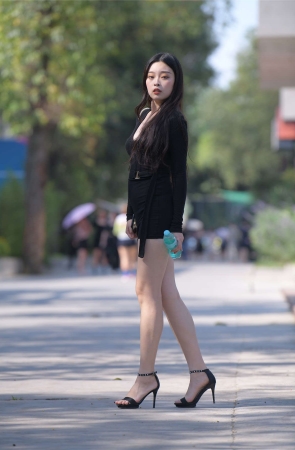 一始街拍作品 黑色紧身裙美女
