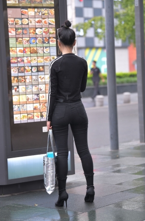 雨中的紧身黑裤