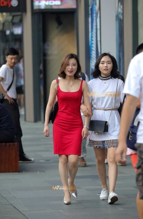 笑容灿烂的红裙少妇