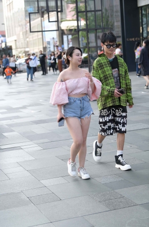 街拍秀气的热裤小姐姐