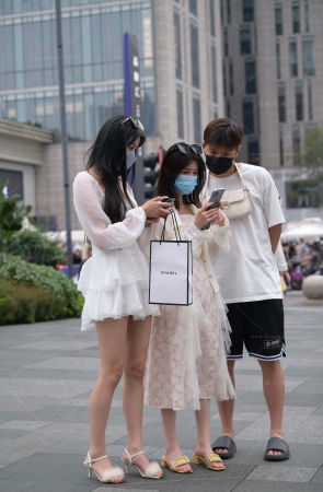 街拍白裙美腿姐妹