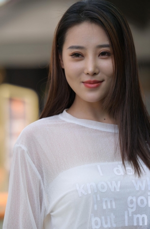 美目盼兮，巧笑倩兮