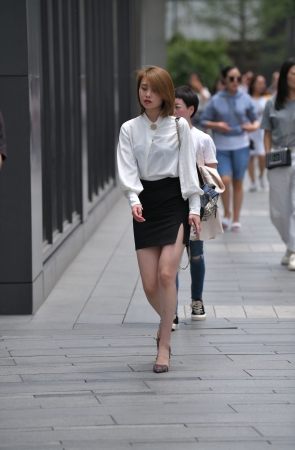 短发，短裙，美腿，高跟美眉