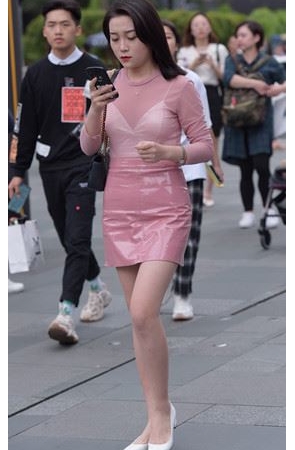 粉衣皮裙小姐姐(33P)