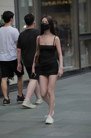 街拍包臀短裙妹子