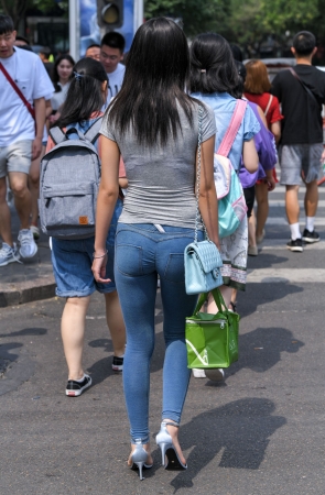 高跟鞋蜜桃裤大美女