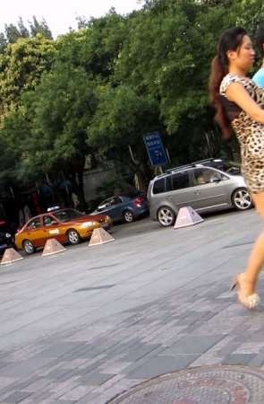 跟拍低胸丰满豹纹紧身包臀裙美女圆臀