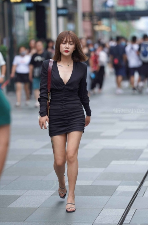 街拍V领低胸短裙美姐