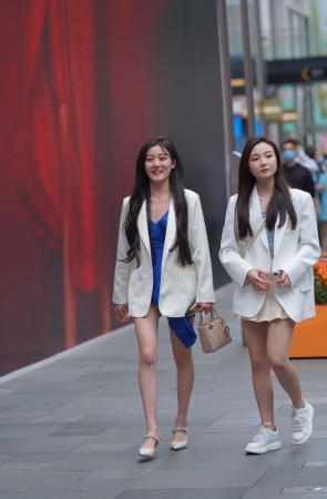 两个漂亮的白色外套女孩