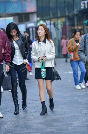 酒窝女孩，回眸一笑。