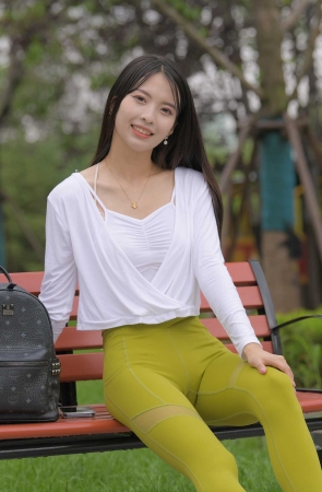 绿色瑜伽裤美女