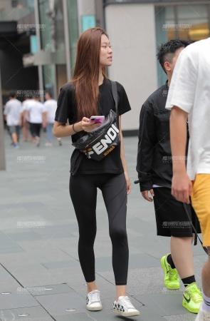紧身裤小妹