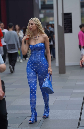 花色连体衣小蛮腰