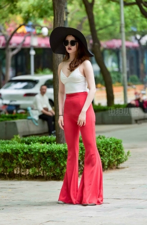 红色喇叭裤美女