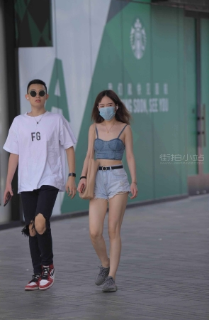 街拍清凉短牛女友
