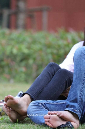 街拍青春活力小美女