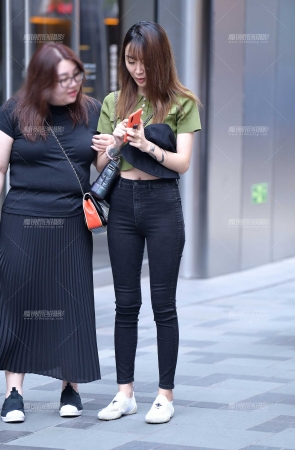 &逛街两闺蜜&