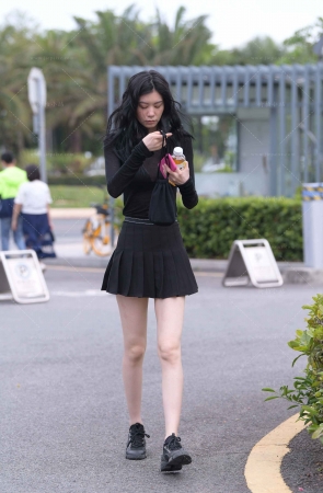 超短百褶裙美眉