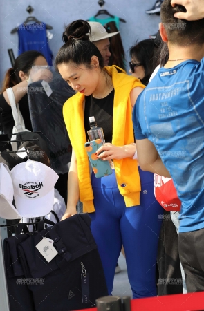 蓝色紧身裤美女