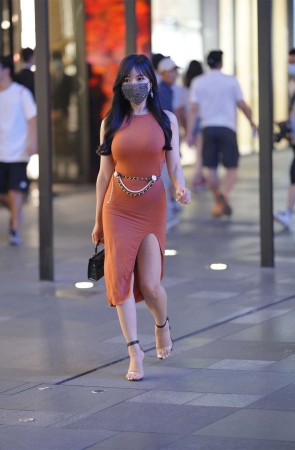 漂亮的开叉包臀裙美女